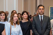 В портрете женское лицо … - красочная экспозиция в летнем Баку (ФОТО)