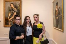 В портрете женское лицо … - красочная экспозиция в летнем Баку (ФОТО)