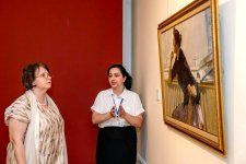 В портрете женское лицо … - красочная экспозиция в летнем Баку (ФОТО)