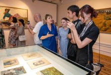 В портрете женское лицо … - красочная экспозиция в летнем Баку (ФОТО)