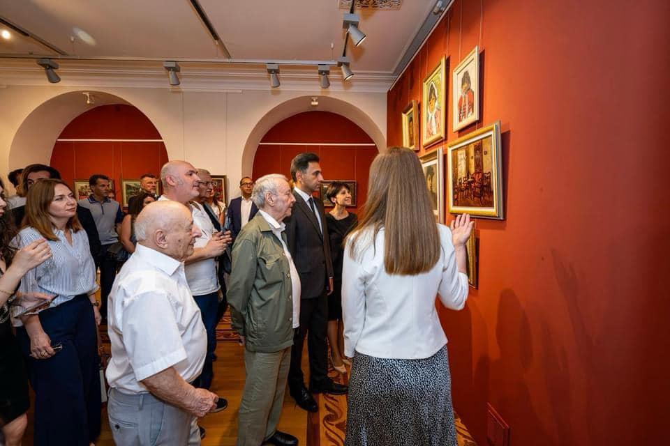 В портрете женское лицо … - красочная экспозиция в летнем Баку (ФОТО)