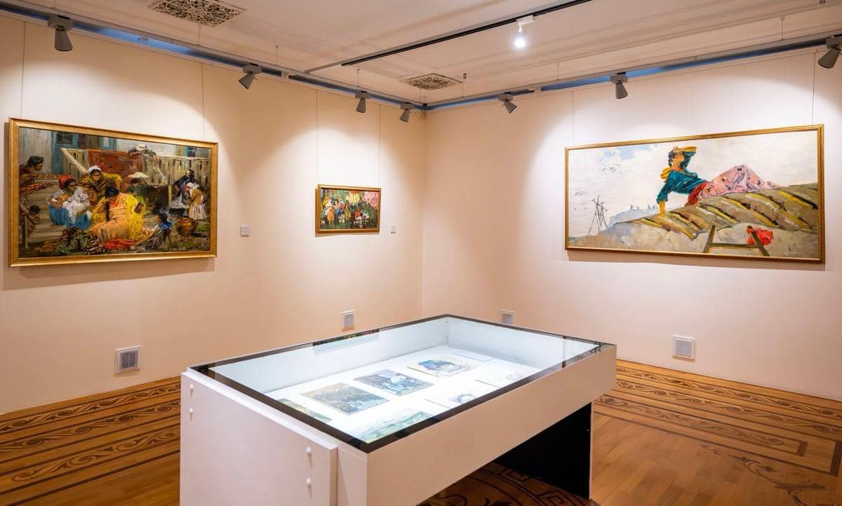 В портрете женское лицо … - красочная экспозиция в летнем Баку (ФОТО)