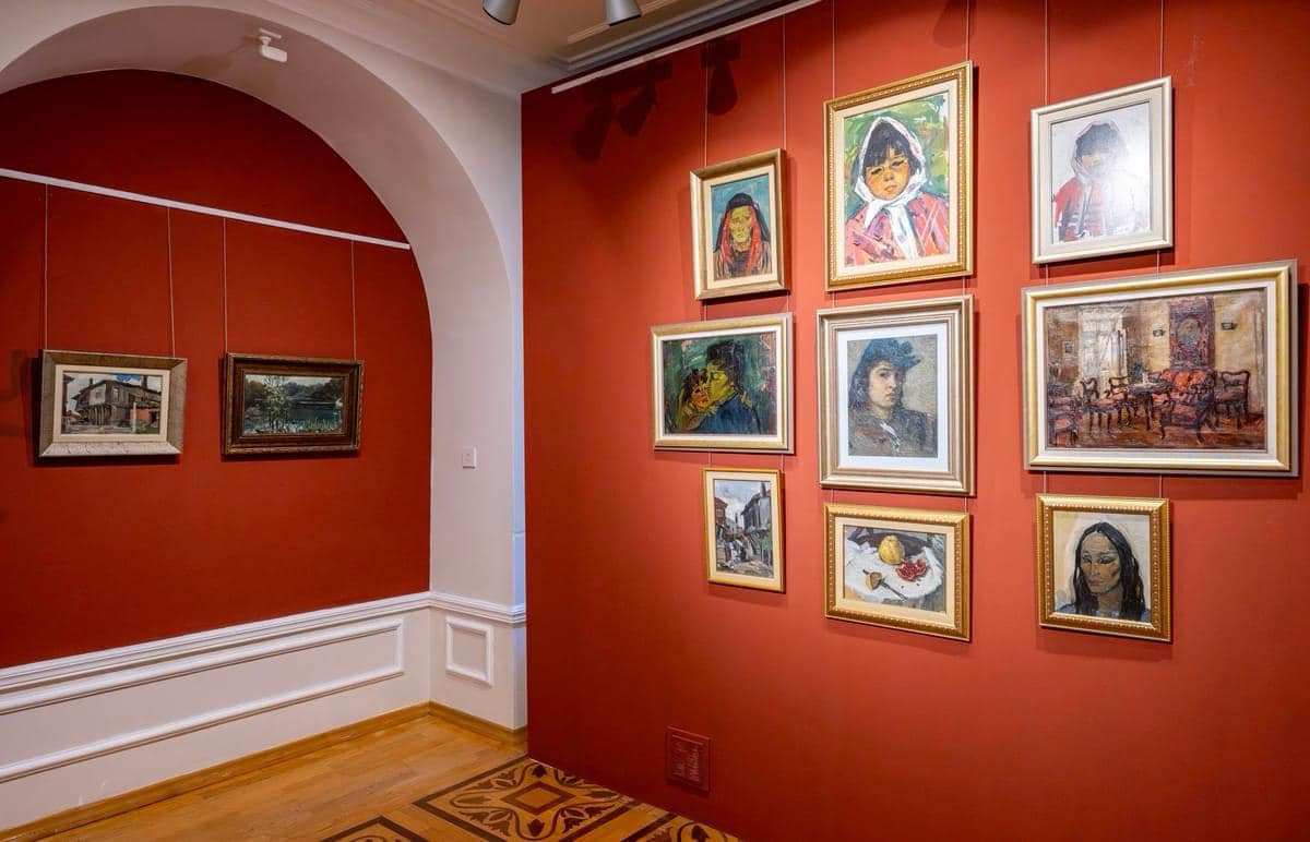 В портрете женское лицо … - красочная экспозиция в летнем Баку (ФОТО)