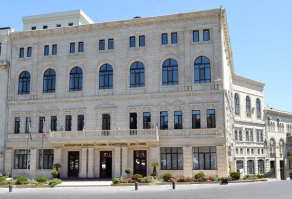 Новоназначенный судья Конституционного суда Ханлар Велиев представлен коллективу