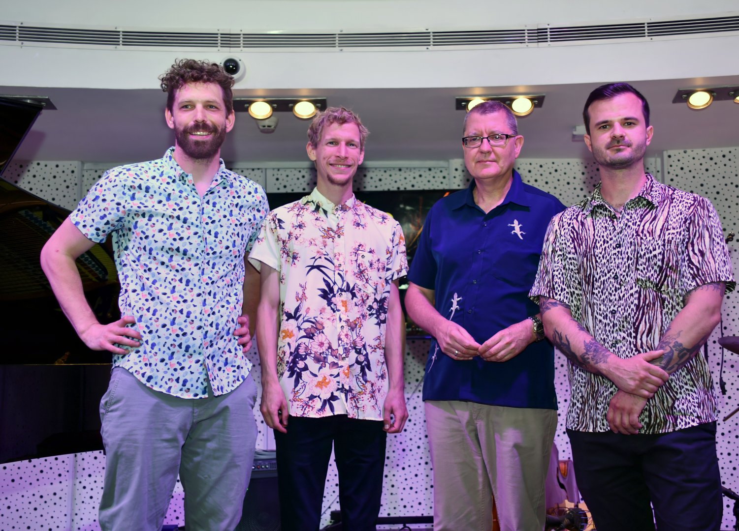 Эмоциональные мотивы Австрии в неоновом свете в Баку (ВИДЕО, ФОТО)