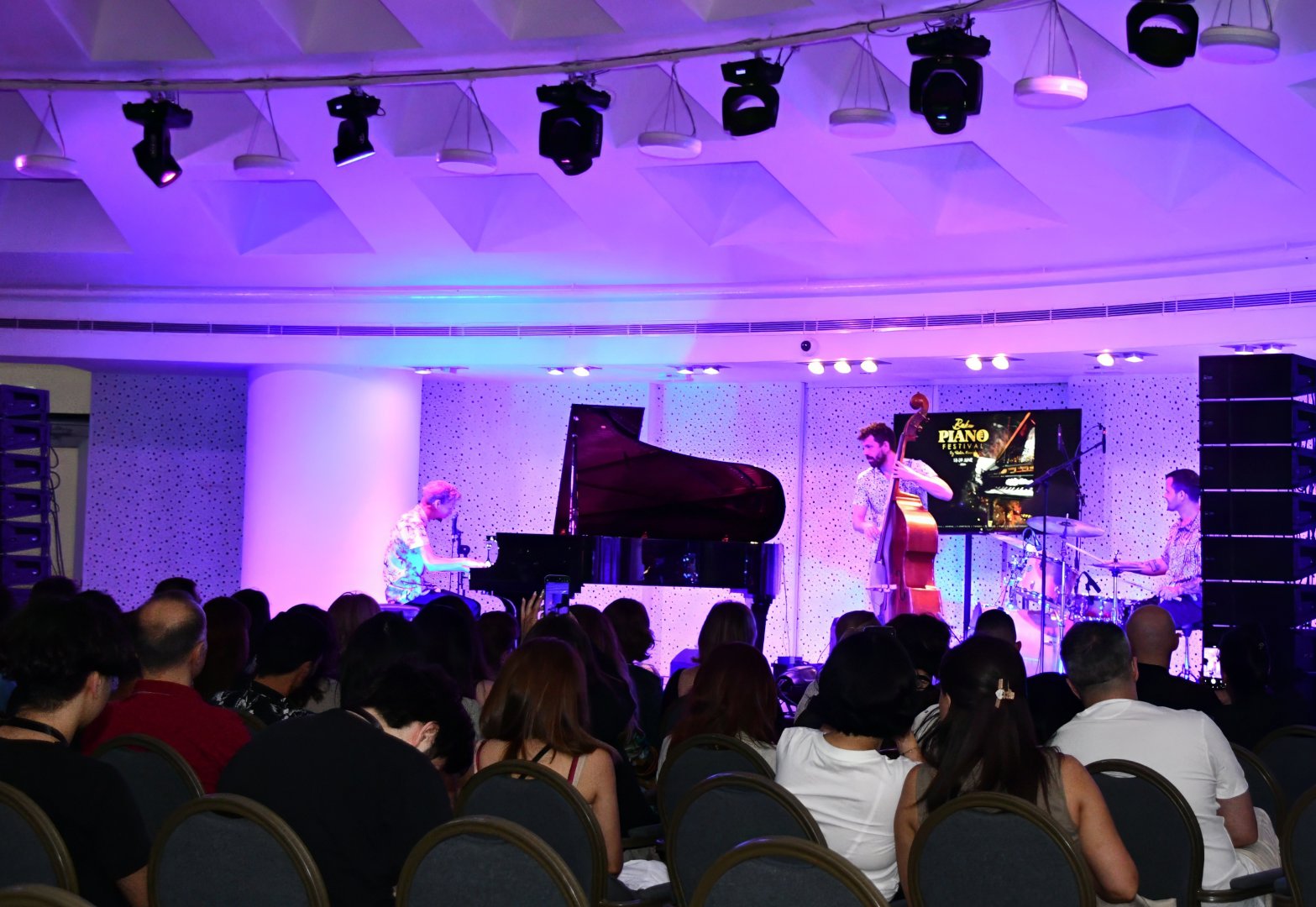 Эмоциональные мотивы Австрии в неоновом свете в Баку (ВИДЕО, ФОТО)