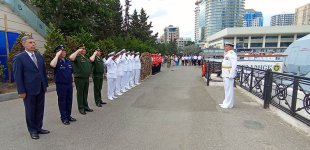 Корабли Каспийской флотилии ВМФ России совершили дружественный визит в Баку (ФОТО)