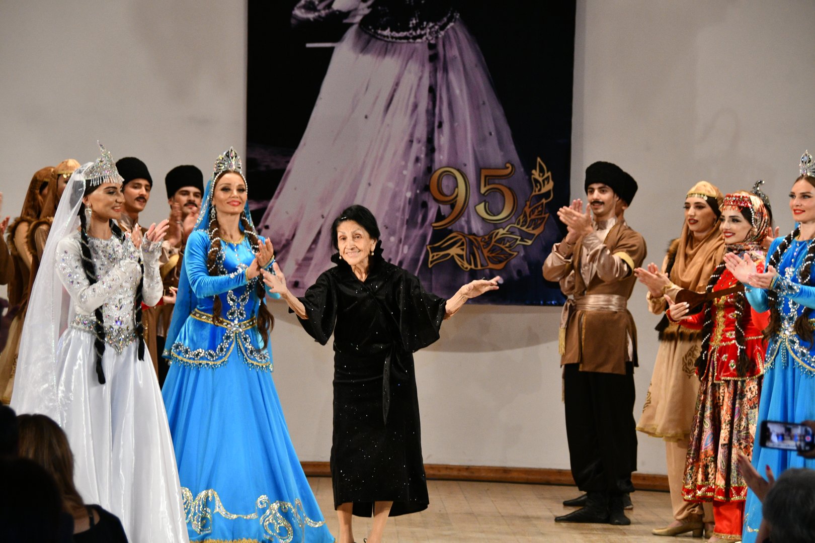 "Белый цветок нашей сцены" 95-летняя Роза Джалилова - расправляя крылья и паря как птица (ФОТО)