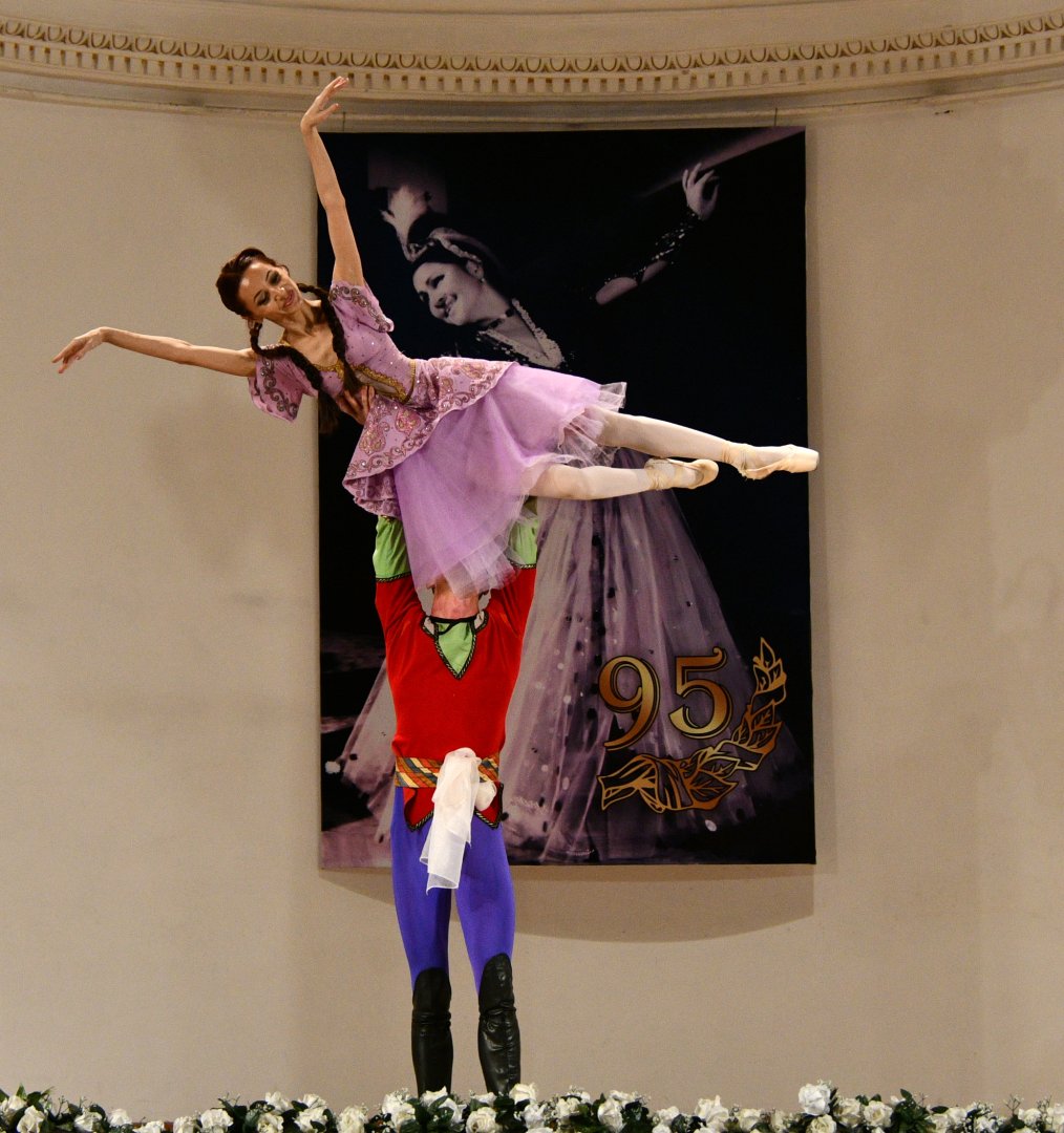 "Белый цветок нашей сцены" 95-летняя Роза Джалилова - расправляя крылья и паря как птица (ФОТО)