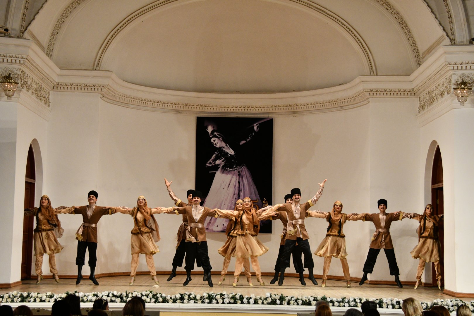 "Белый цветок нашей сцены" 95-летняя Роза Джалилова - расправляя крылья и паря как птица (ФОТО)