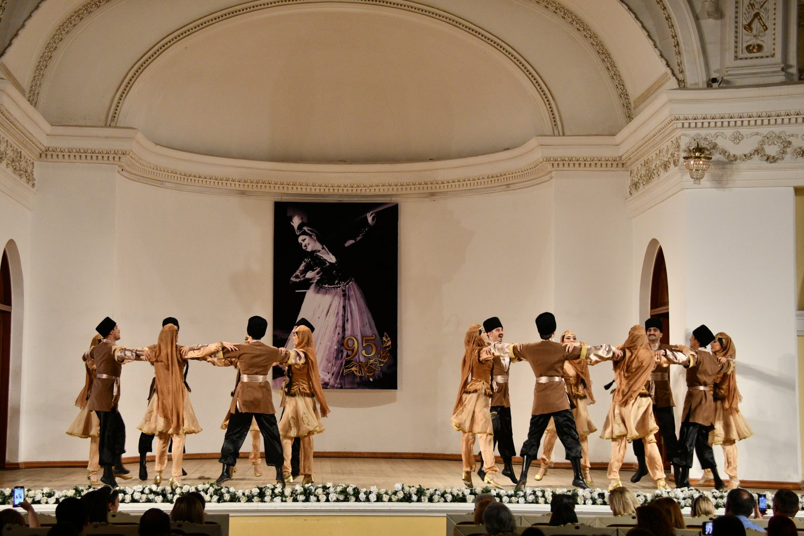 "Белый цветок нашей сцены" 95-летняя Роза Джалилова - расправляя крылья и паря как птица (ФОТО)