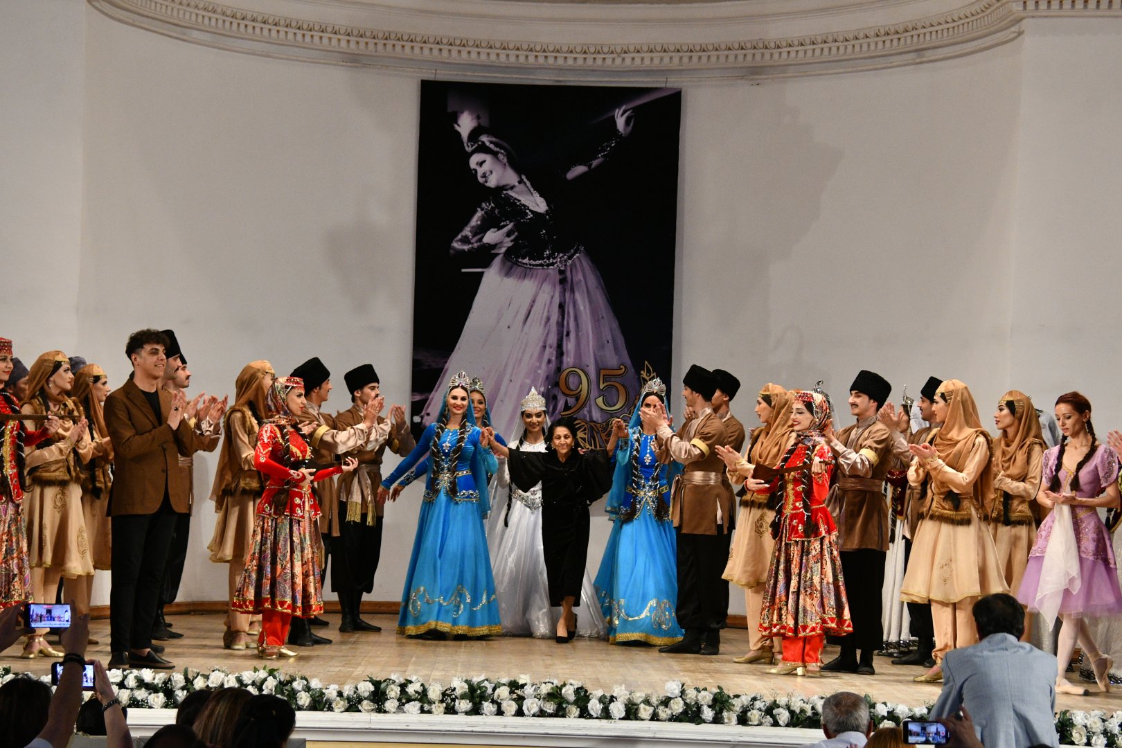 "Белый цветок нашей сцены" 95-летняя Роза Джалилова - расправляя крылья и паря как птица (ФОТО)