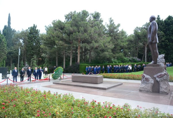 Руководящий состав МИД Азербайджана посетил Аллею почетного захоронения и Аллею шехидов (ФОТО)