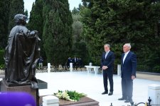 Руководящий состав МИД Азербайджана посетил Аллею почетного захоронения и Аллею шехидов (ФОТО)