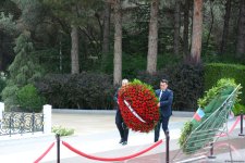 Руководящий состав МИД Азербайджана посетил Аллею почетного захоронения и Аллею шехидов (ФОТО)