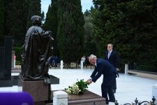 Руководящий состав МИД Азербайджана посетил Аллею почетного захоронения и Аллею шехидов (ФОТО)