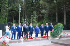 Руководящий состав МИД Азербайджана посетил Аллею почетного захоронения и Аллею шехидов (ФОТО)