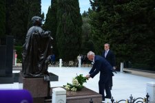 Руководящий состав МИД Азербайджана посетил Аллею почетного захоронения и Аллею шехидов (ФОТО)