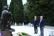 Руководящий состав МИД Азербайджана посетил Аллею почетного захоронения и Аллею шехидов (ФОТО)