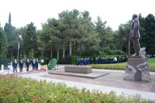 Руководящий состав МИД Азербайджана посетил Аллею почетного захоронения и Аллею шехидов (ФОТО)