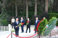 Руководящий состав МИД Азербайджана посетил Аллею почетного захоронения и Аллею шехидов (ФОТО)