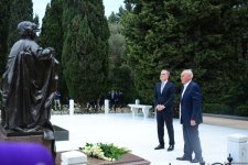 Руководящий состав МИД Азербайджана посетил Аллею почетного захоронения и Аллею шехидов (ФОТО)