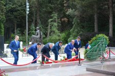 Руководящий состав МИД Азербайджана посетил Аллею почетного захоронения и Аллею шехидов (ФОТО)