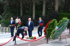 Руководящий состав МИД Азербайджана посетил Аллею почетного захоронения и Аллею шехидов (ФОТО)