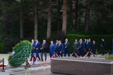 Руководящий состав МИД Азербайджана посетил Аллею почетного захоронения и Аллею шехидов (ФОТО)
