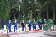 Руководящий состав МИД Азербайджана посетил Аллею почетного захоронения и Аллею шехидов (ФОТО)