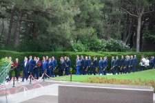 Руководящий состав МИД Азербайджана посетил Аллею почетного захоронения и Аллею шехидов (ФОТО)