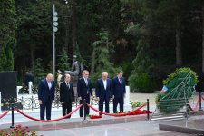 Руководящий состав МИД Азербайджана посетил Аллею почетного захоронения и Аллею шехидов (ФОТО)