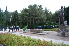 Руководящий состав МИД Азербайджана посетил Аллею почетного захоронения и Аллею шехидов (ФОТО)