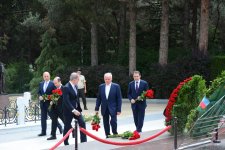Руководящий состав МИД Азербайджана посетил Аллею почетного захоронения и Аллею шехидов (ФОТО)