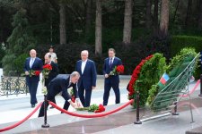 Руководящий состав МИД Азербайджана посетил Аллею почетного захоронения и Аллею шехидов (ФОТО)