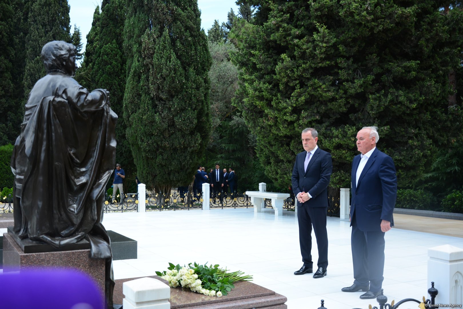 Руководящий состав МИД Азербайджана посетил Аллею почетного захоронения и Аллею шехидов (ФОТО)