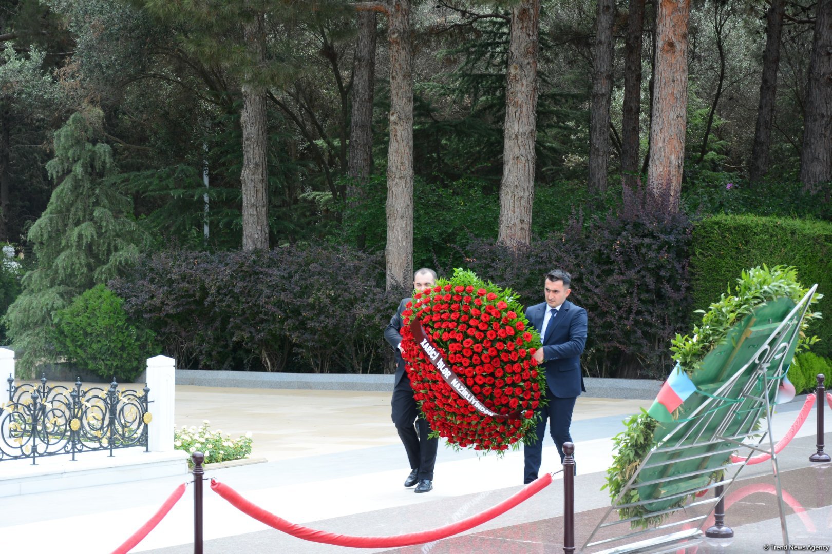 Руководящий состав МИД Азербайджана посетил Аллею почетного захоронения и Аллею шехидов (ФОТО)