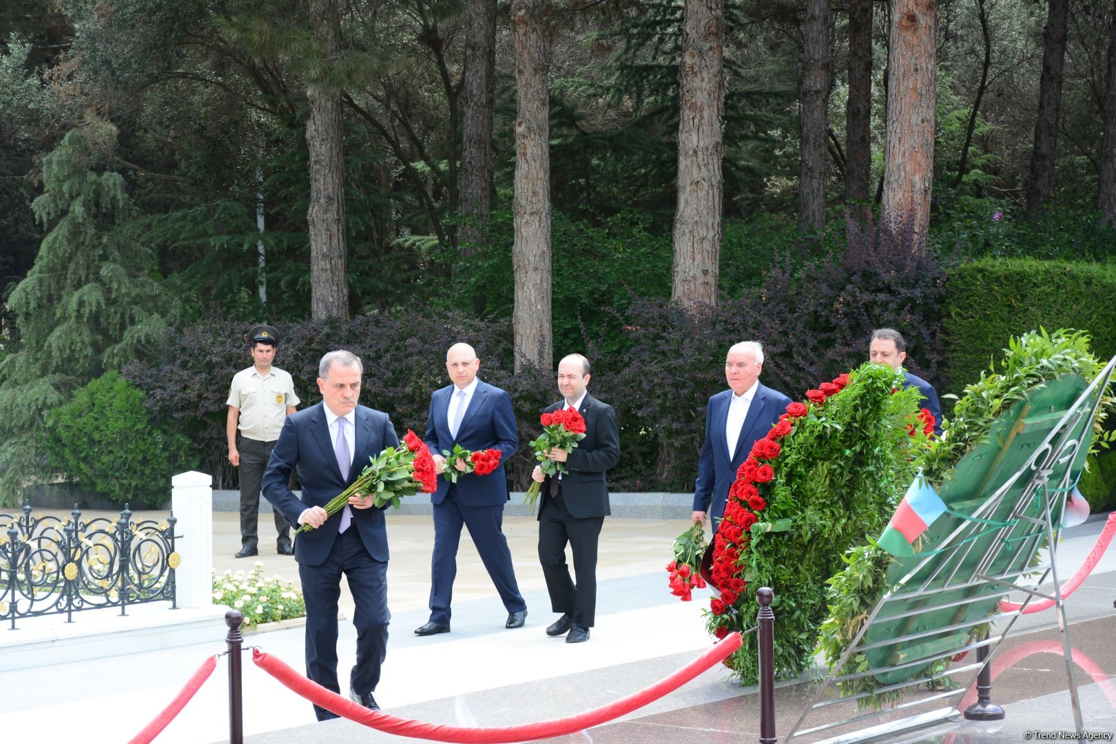 Руководящий состав МИД Азербайджана посетил Аллею почетного захоронения и Аллею шехидов (ФОТО)