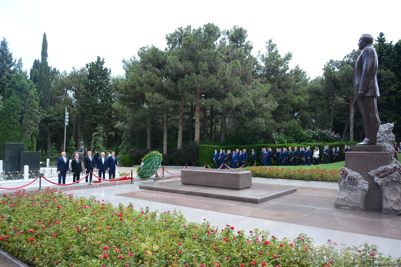Руководящий состав МИД Азербайджана посетил Аллею почетного захоронения и Аллею шехидов (ФОТО)