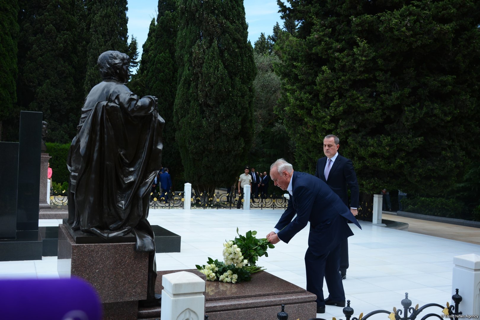 Руководящий состав МИД Азербайджана посетил Аллею почетного захоронения и Аллею шехидов (ФОТО)