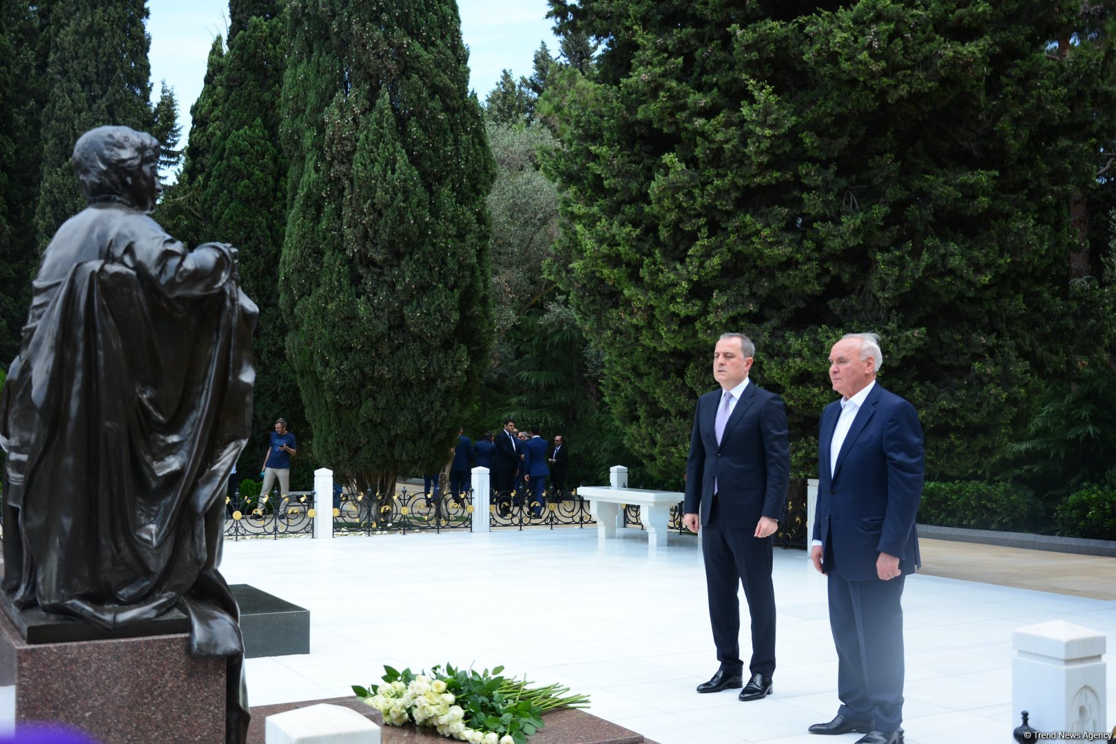 Руководящий состав МИД Азербайджана посетил Аллею почетного захоронения и Аллею шехидов (ФОТО)