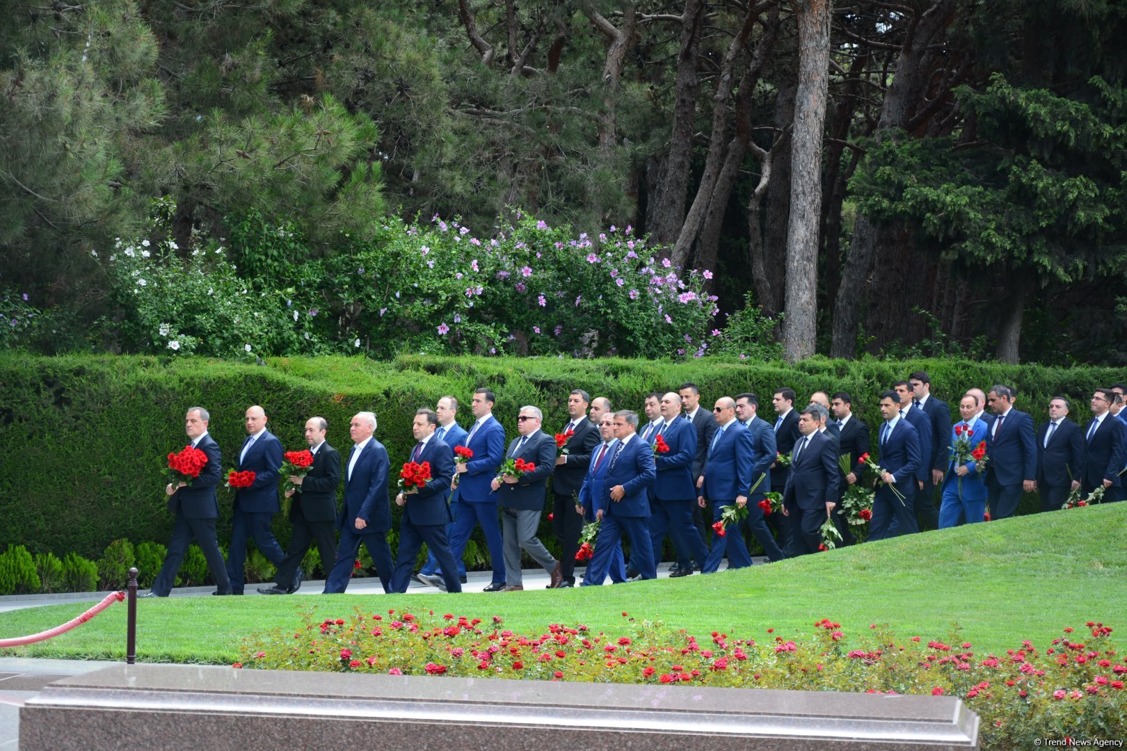 Руководящий состав МИД Азербайджана посетил Аллею почетного захоронения и Аллею шехидов (ФОТО)