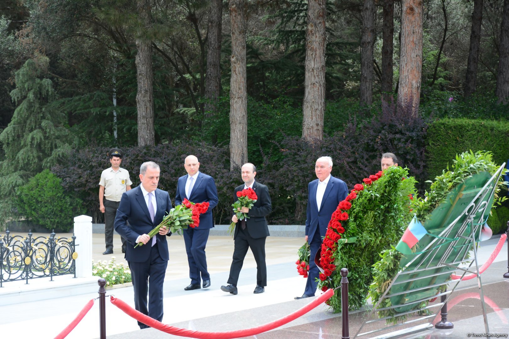 Руководящий состав МИД Азербайджана посетил Аллею почетного захоронения и Аллею шехидов (ФОТО)