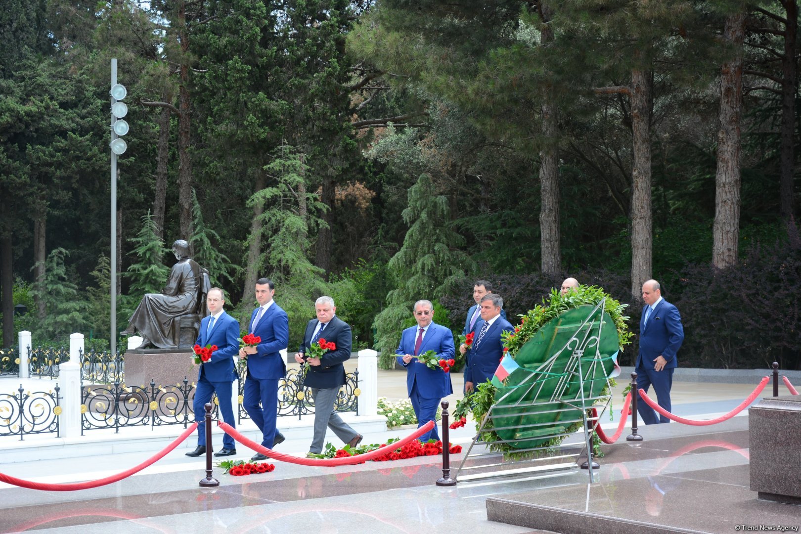 Руководящий состав МИД Азербайджана посетил Аллею почетного захоронения и Аллею шехидов (ФОТО)