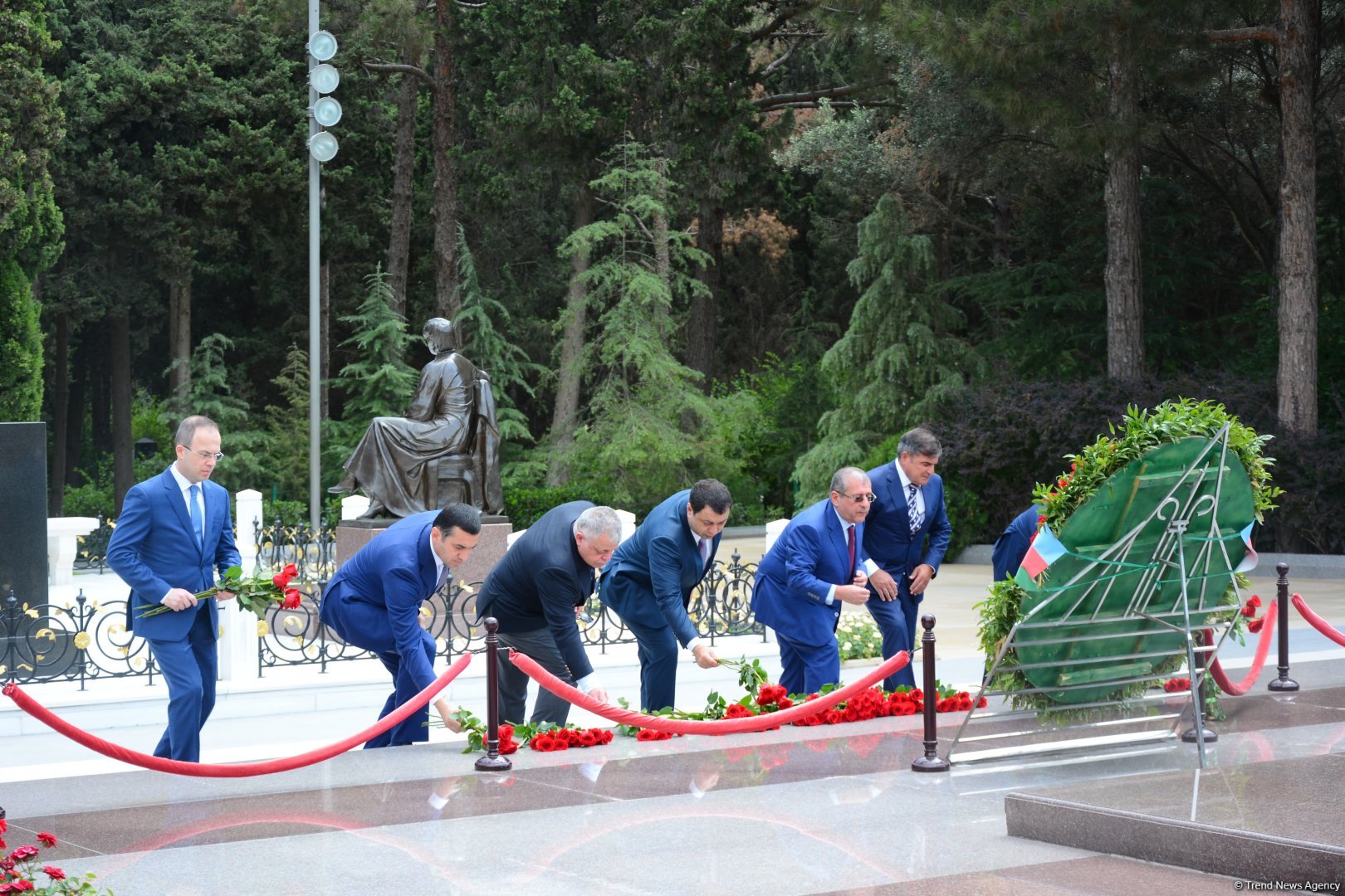 Руководящий состав МИД Азербайджана посетил Аллею почетного захоронения и Аллею шехидов (ФОТО)