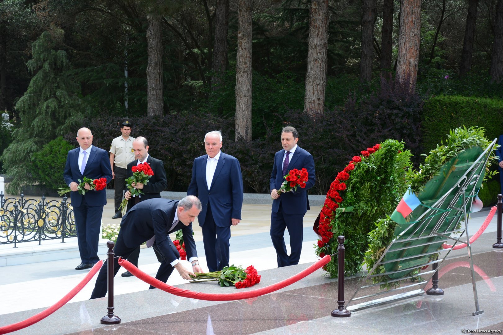 Руководящий состав МИД Азербайджана посетил Аллею почетного захоронения и Аллею шехидов (ФОТО)