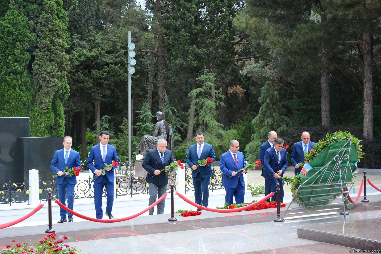 Руководящий состав МИД Азербайджана посетил Аллею почетного захоронения и Аллею шехидов (ФОТО)