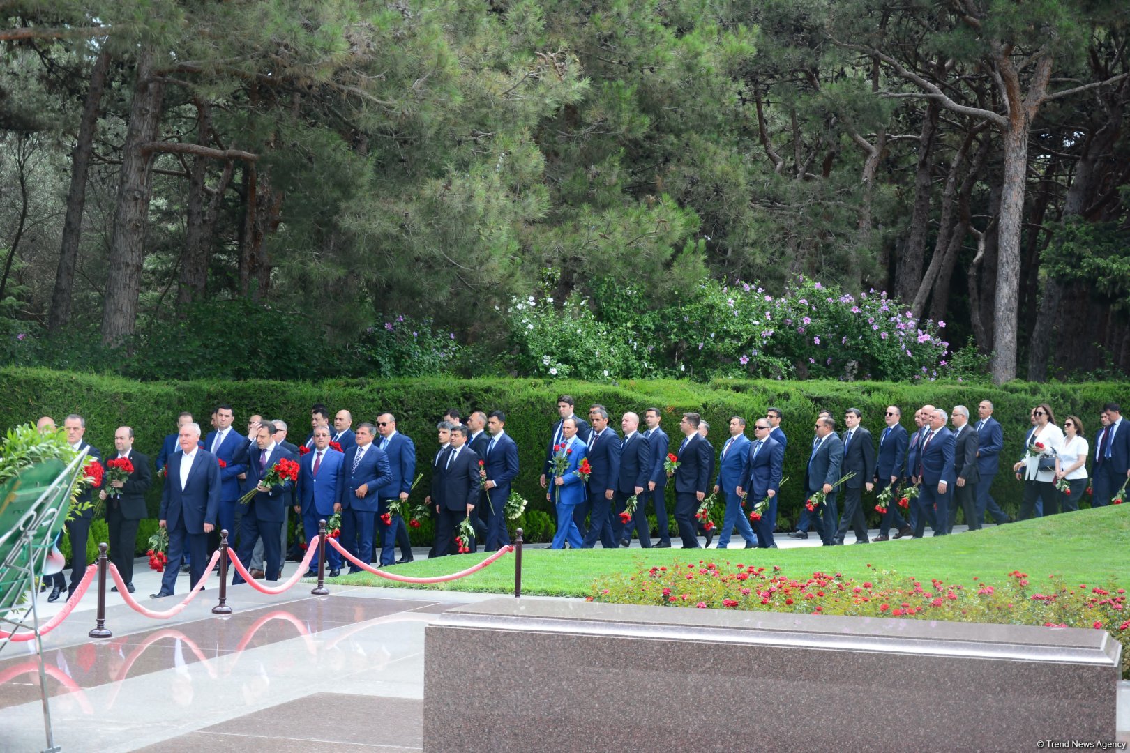 Руководящий состав МИД Азербайджана посетил Аллею почетного захоронения и Аллею шехидов (ФОТО)