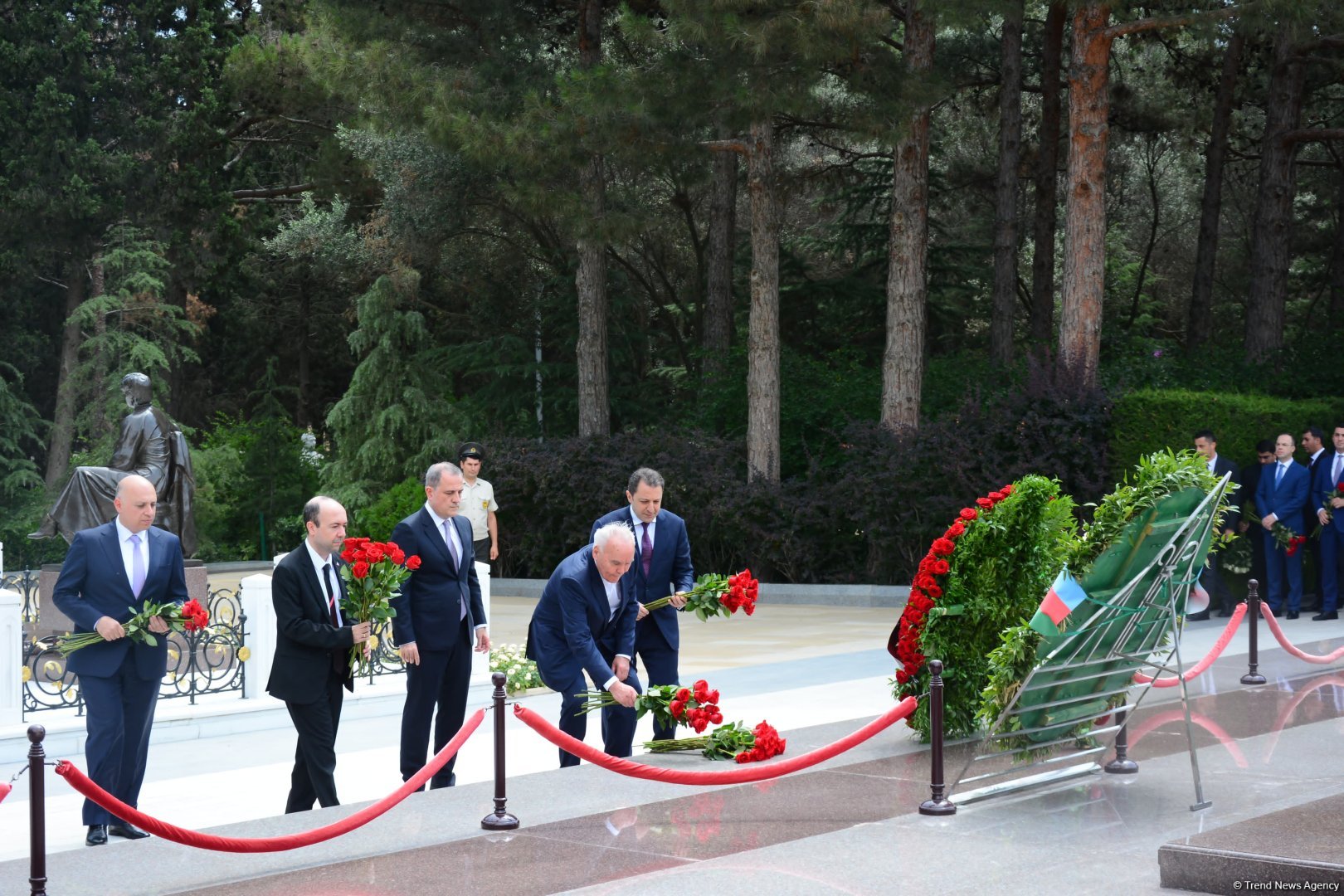 Руководящий состав МИД Азербайджана посетил Аллею почетного захоронения и Аллею шехидов (ФОТО)