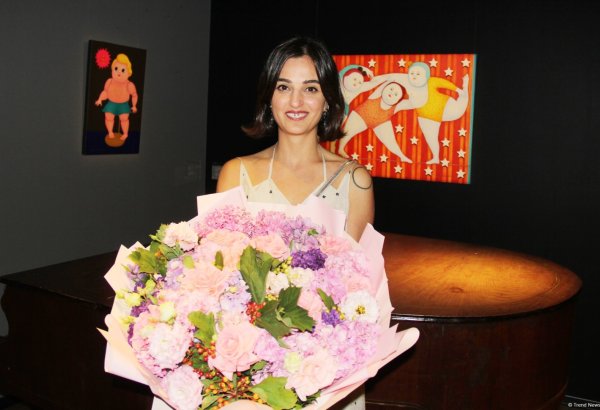 В Баку  открылась оригинальная экспозиция художницы из Грузии Барбары Асламази (ФОТО)